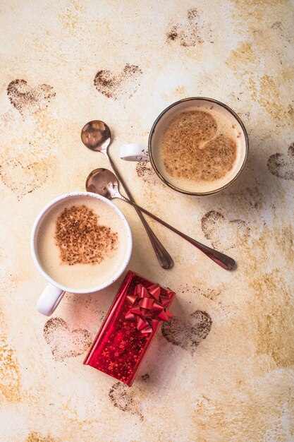 Boisson sucrée au café en forme de cœur pour la Saint-Valentin