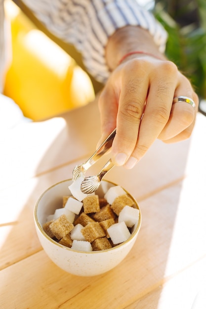 Boisson sucrée. Vue de dessus du sucre ajouté au café tout en le rendant sucré