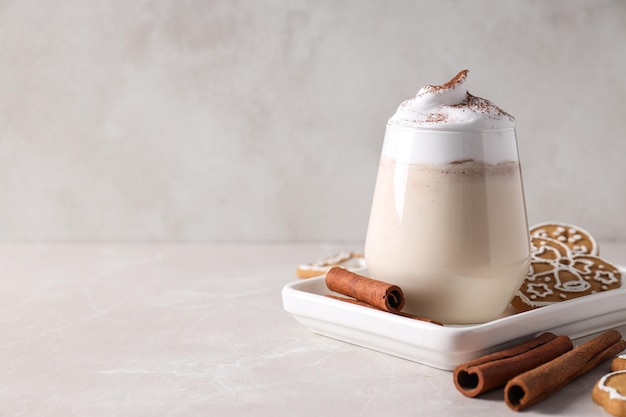 Boisson traditionnelle au lait de poule pour les vacances de Noël