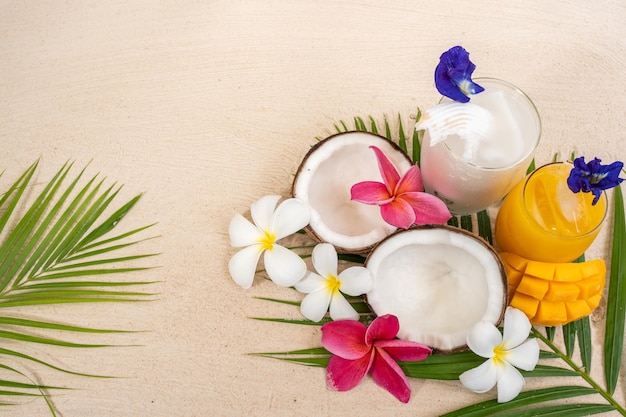 Une boisson tropicale avec des noix de coco et des noix de coco sur une plage