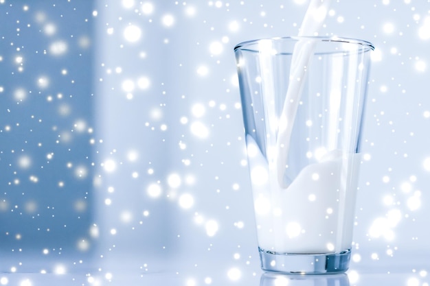 Boisson de vacances magique versant du lait biologique sans lactose dans du verre sur une table en marbre