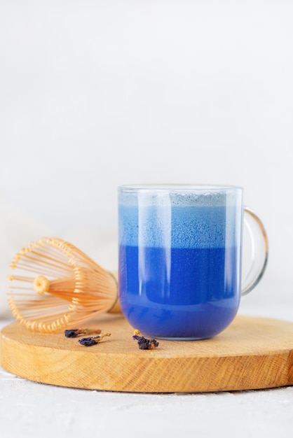 Boisson végétalienne au matcha latte bleu ou thé Anchan aux fleurs de clitoria au lait de coco