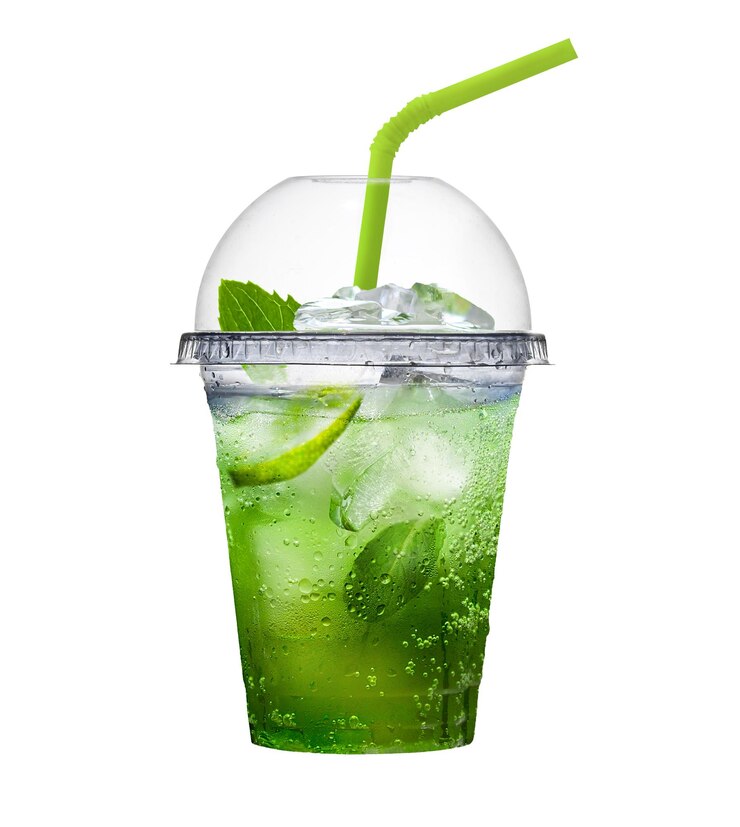 Photo boisson verte rafraîchissante avec de la glace sur un fond blanc