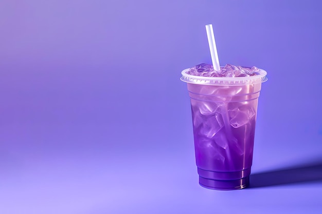 Boisson violette dans une tasse en plastique isolée sur fond violet Boissons à emporter avec espace de copie