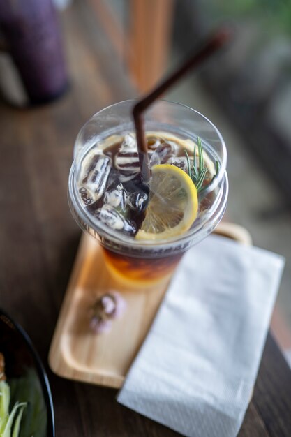 Des boissons au café noir froides posées sur une table en bois