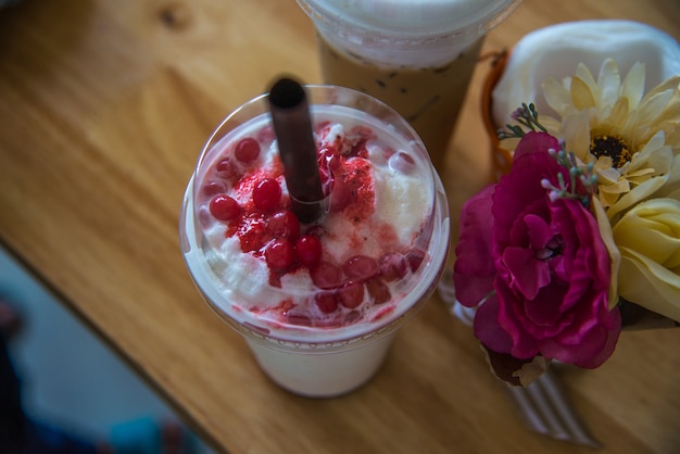 Boissons au chocolat blanc à la fraise Pour les fêtes