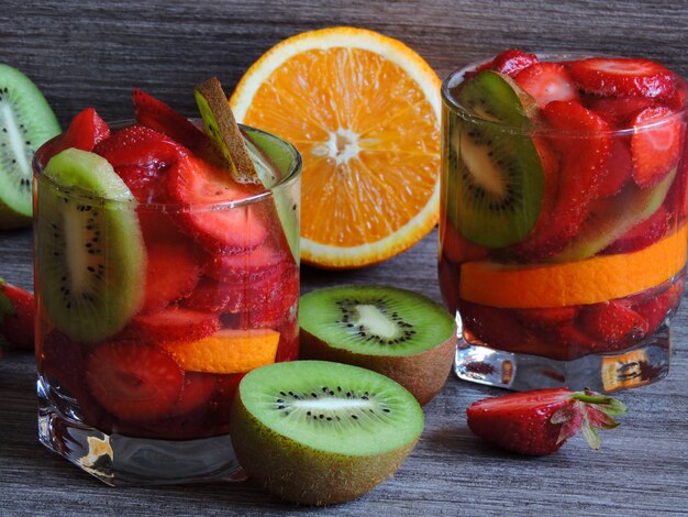 Photo boissons aux fraises, kiwi et orange.