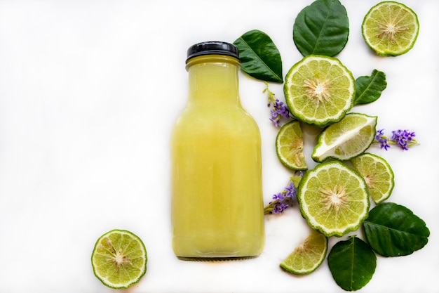 boissons à base de plantes citron kiffir avec tranche pour les soins de santé