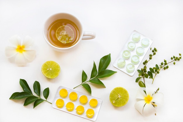 boissons à base de plantes citron avec pastille soins de santé pour le mal de gorge