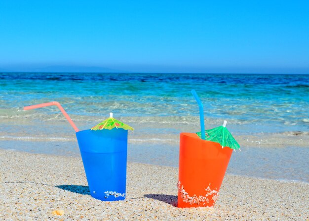 Boissons bleues et oranges au bord de la mer