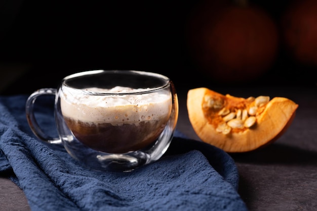 Boissons chaudes d'automne, tasse de latte aux épices de citrouille.