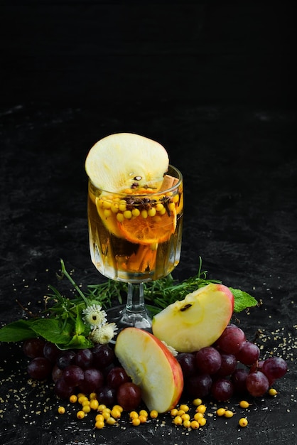 Boissons chaudes d'hiver à base de vin blanc de pommes argousier et cannelle Dans le verre Vue de dessus Sur fond noir