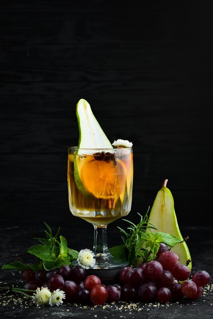 Boissons chaudes d'hiver Vin blanc chaud à la poire et à la cannelle Dans le verre Vue de dessus Sur fond noir