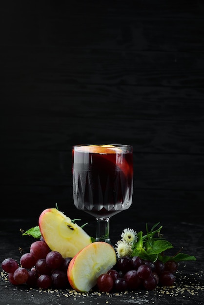 Boissons chaudes d'hiver de vin rouge et de cannelle Dans le verre Vue de dessus Sur fond noir