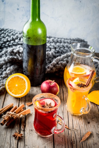 Boissons et cocktails traditionnels d'automne et d'hiver. Sangria épicée chaude d'automne blanc et rouge avec anis, cannelle