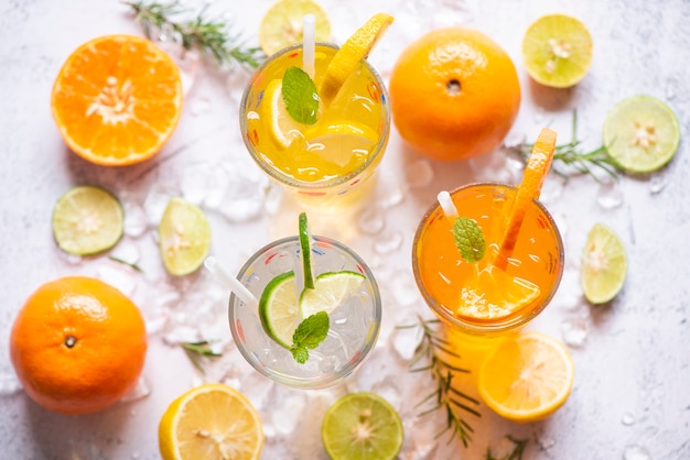 Boissons d'été boissons froides rafraîchissantes verres cocktail de fruits frais thé mojito citron citron vert orange