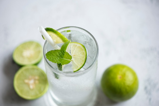 Boissons d'été rafraîchissantes de boissons froides verres de fruits frais mojito citron lime boisson d'été juteuse