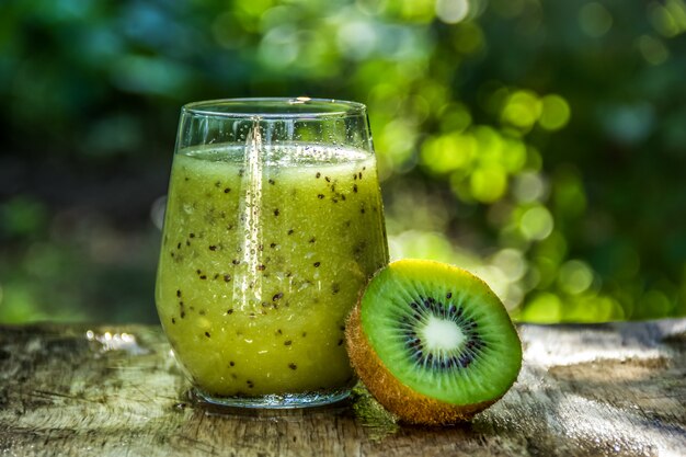 Boissons d'été, smoothie au kiwi frais