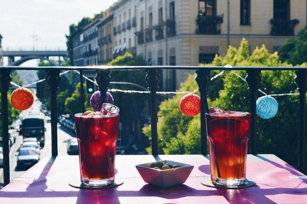 Photo des boissons fraîches sur la table du balcon.