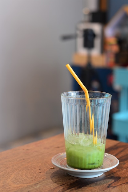 Boissons froides sur une table en bois dans un café