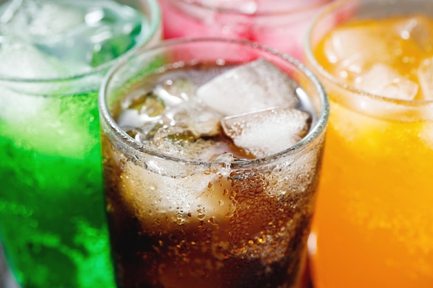 Les boissons gazeuses et les jus de fruits mélangés à des sodas riches en sucre ont un effet négatif sur la santé physique