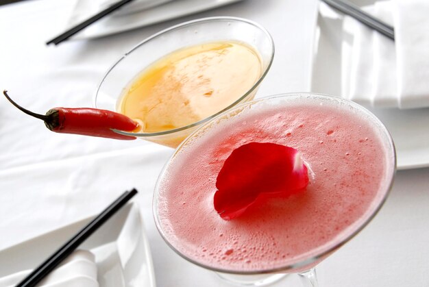 Photo boissons martini restaurant cocktails red chili martini et strawberry martini with rose petals