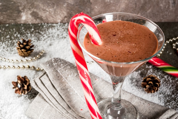 Boissons De Noël, Cocktail Martini à La Menthe Poivrée Avec Canne En Bonbon, Sur Fond Gris