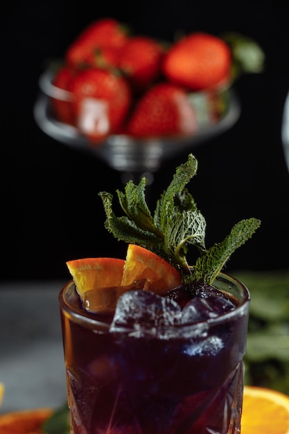 Photo boissons rafraîchissantes colorées pour le jus de limonade aux fraises froides d'été avec des glaçons dans les verres g