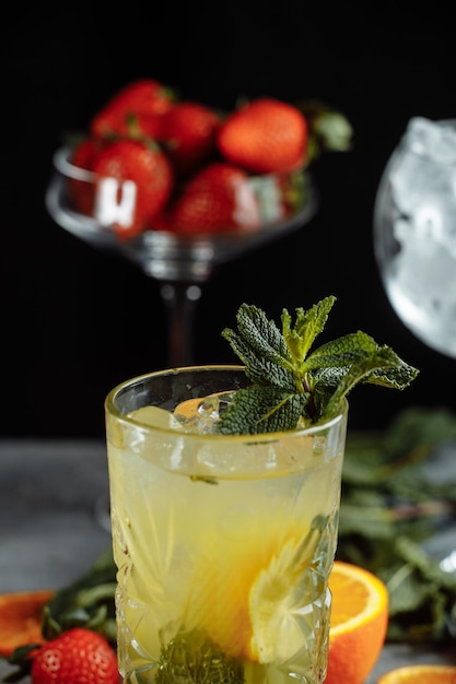 Photo boissons rafraîchissantes colorées pour le jus de limonade aux fraises froides d'été avec des glaçons dans les verres g
