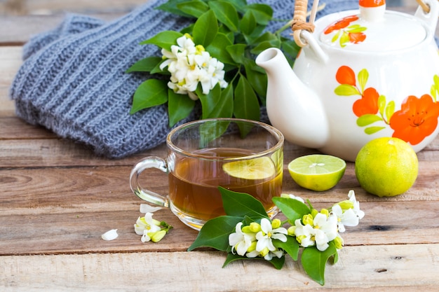 boissons saines à base de plantes thé au citron chaud soins de santé pour les plaies de toux avec tranche de citron, fleurs de jasmin