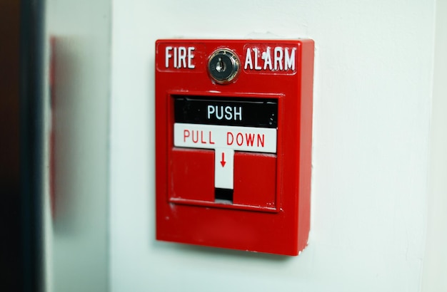 Photo une boîte d'alarme incendie avec le mot tirer dessus