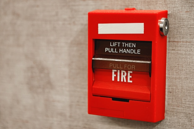 Photo boîte d'alarme incendie sur le mur en gros plan