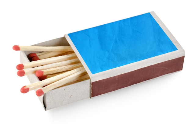 Boîte d'allumettes bleu isolé sur fond blanc