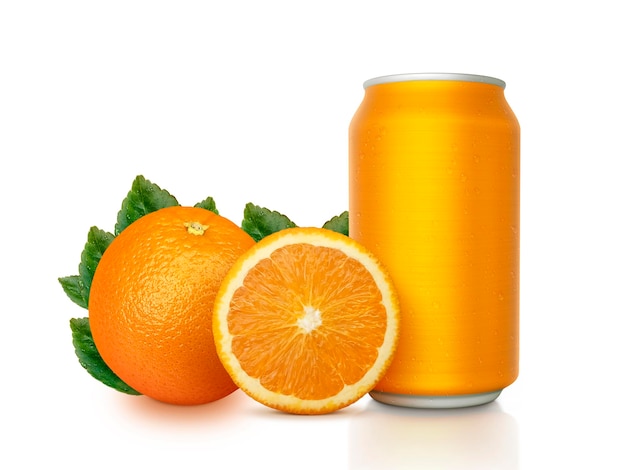 Boîte en aluminium orange avec des fruits sur isolé sur fond blanc