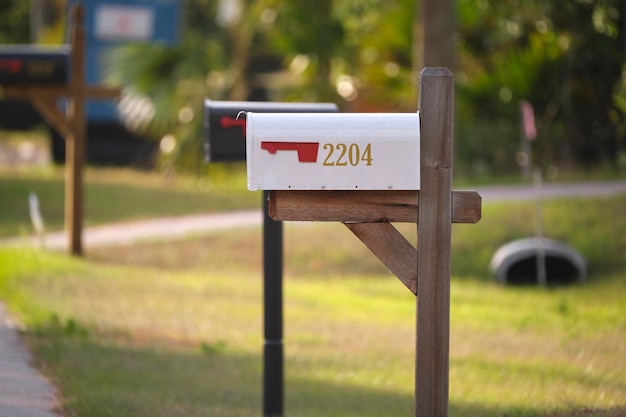 Boîte aux lettres américaine typique à l'extérieur du côté de la rue de banlieue