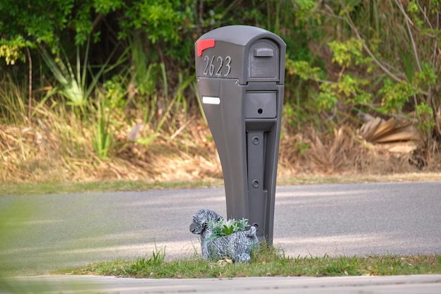 Boîte aux lettres américaine typique à l'extérieur du côté de la rue de banlieue