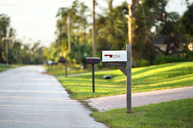 Boîte aux lettres américaine typique en plein air sur le côté de la rue de banlieue