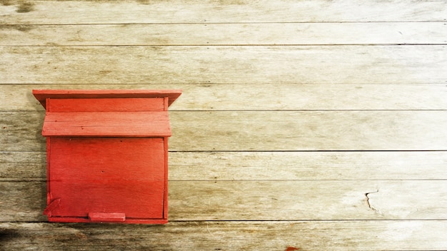 boîte aux lettres en bois sur fond de béton