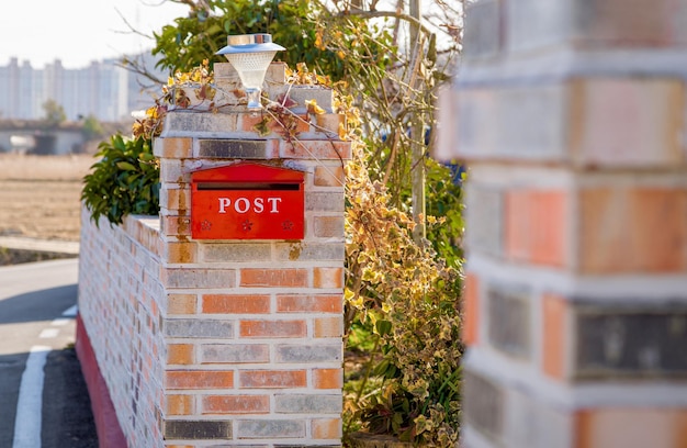 Boîte aux lettres devant une maison