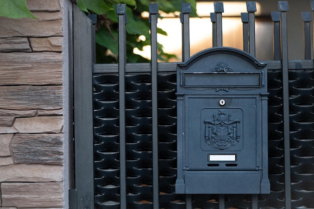 La boîte aux lettres à l'entrée de la maison.