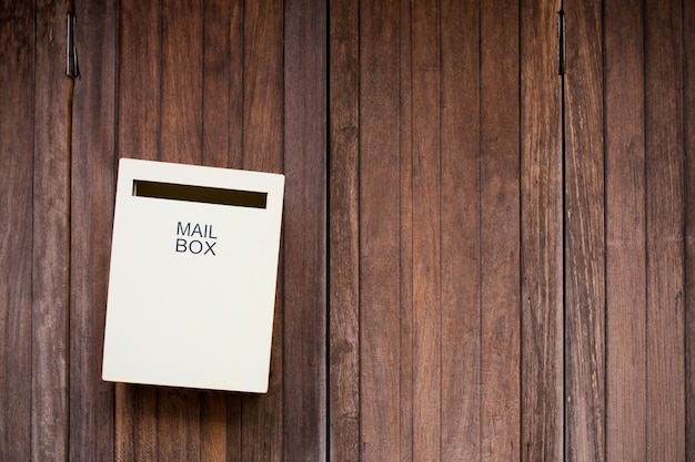 Boîte aux lettres sur fond de bois