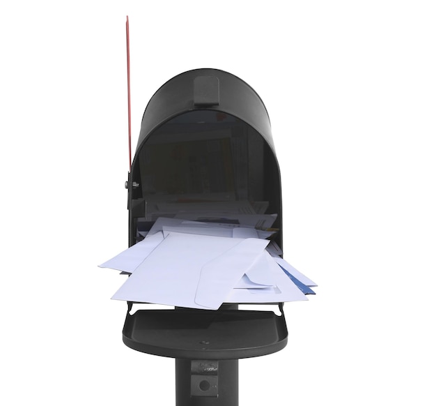 Boîte aux lettres pleine d'enveloppes isolées sur fond blanc drapeau rouge pointant vers le haut