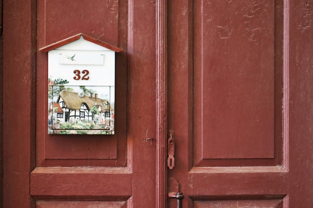 Boîte aux lettres sur la porte en bois