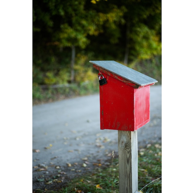 Boîte aux lettres rouge par la route