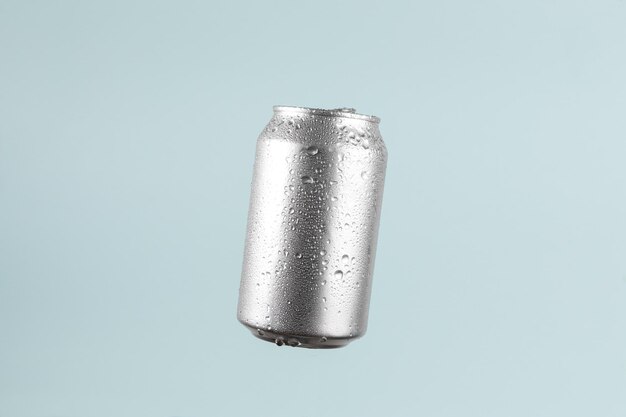 Photo boîte de bière ou de soda en aluminium sur fond bleu clair