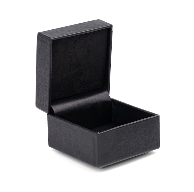 Boîte à bijoux noire isolée. Boîte en cuir noir. Ouvrez la boîte cadeau noire isolée.