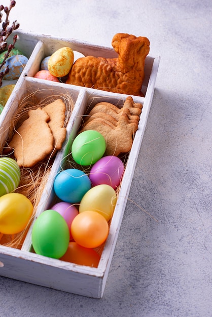 Boîte avec biscuits de Pâques et oeufs