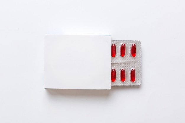 Boîte blanche blanche de produit Mockup Ouverture de la boîte de médicament blanche avec Vatamin une vue supérieure de la cloque
