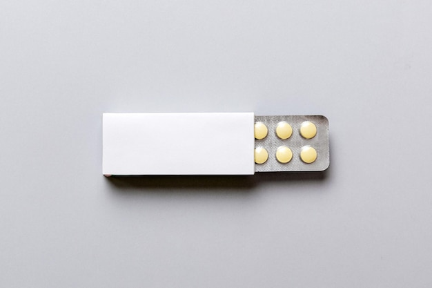 Boîte blanche blanche de produit Mockup Ouverture de la boîte de médicament blanche avec vue supérieure du blister