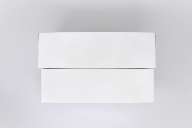 Une boîte blanche avec une seule boîte blanche dessus